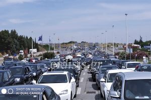 Oυρές χιλιομέτρων από αυτοκίνητα τουριστών σε Ευζώνους και Προμαχώνα