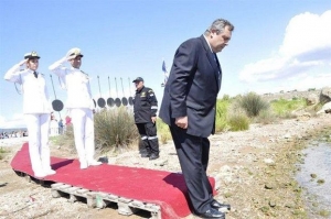Π. Καμμένος: Φόρος τιμής σε κόκκινο χαλί στρωμένο σε παλέτες