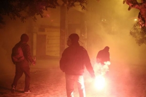 Επιθέσεις κουκουλοφόρων στα ΜΑΤ έξω από το Πολυτεχνείο