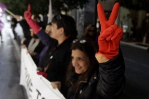 Τις απολυμένες καθαρίστριες συναντά στη Βουλή η Κωνσταντοπούλου