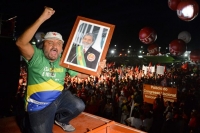 Βραζιλία: Οι υποστηρικτές της Ρούσεφ στο δρόμο, έξω από το Ανώτατο Δικαστήριο