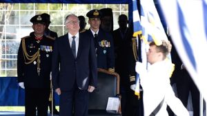 Στρατιωτική παρέλαση: Συνομιλία του Κων. Τασούλα με βετεράνο πιλότο κατά την αεροπορική επίδειξη