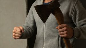 Κρήτη: Άνδρας με τσεκούρι προσπάθησε να εισβάλει σε σπίτι ηλικιωμένου