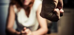 Θεσσαλονίκη: Γρονθοκόπησε και έπιασε από τον λαιμό τη σύζυγό του – «Φοβήθηκα ότι θα με σκοτώσει» κατέθεσε η γυναίκα