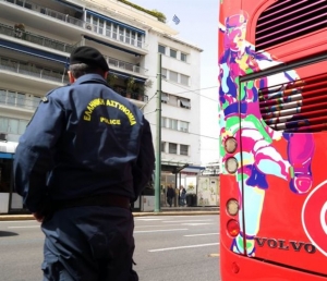 Κύκλωμα αστυνομικών προμήθευε όπλα σε ποινικούς