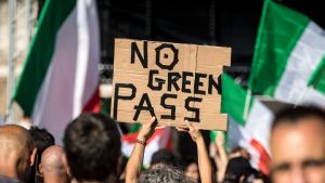 Κύμα συλλήψεων αντιεμβολιαστών στην Ιταλία – Καλούσαν τον κόσμο σε βία εναντίον πολιτικών και γιατρών μέσω ίντερνετ