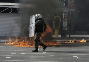 Επιθέσεις με μολότοφ εναντίον διμοιριών των ΜΑΤ στα Εξάρχεια