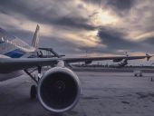 ΗΠΑ: Οι Αρχές καθηλώνουν 171 αεροπλάνα Boeing μετά την αποκόλληση παραθύρου σε πτήση της Alaska Airlines