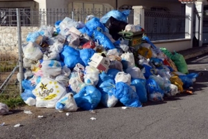 Περισσότεροι από 2.000 τόνοι σκουπιδιών «πνίγουν» τη Ζάκυνθο