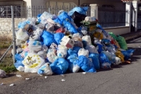 Περισσότεροι από 2.000 τόνοι σκουπιδιών «πνίγουν» τη Ζάκυνθο