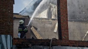 Πόλεμος: Διασώστες στον τόπο έκρηξης στα περίχωρα του Κιέβου