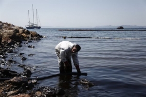 Μήνυση κατά παντός υπευθύνου για τη ρύπανση στον Σαρωνικό