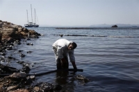 Μήνυση κατά παντός υπευθύνου για τη ρύπανση στον Σαρωνικό
