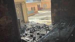 Φωτιά σε κτίριο στην Αριστοτέλους: Συντρίμμια και στάχτες άφησε πίσω της η πυρκαγιά (pics &amp; vid)