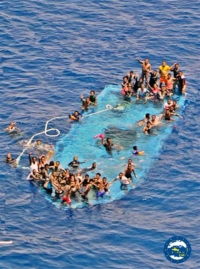 Νέα προσφυγική τραγωδία ανοιχτά της Λιβύης με δεκάδες νεκρούς