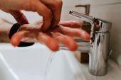 Κορωνοϊός: Οι κινήσεις που πρέπει να κάνουμε όταν πλένουμε τα χέρια μας (βίντεο)