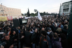 Συλλαλητήριο με αφορμή την ψήφο εμπιστοσύνης στο Σύνταγμα
