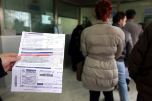 ΔΕΗ: Ετσι θα πάρετε την έκπτωση 15% στο ρεύμα - Βολές κατά των ΕΛΤΑ