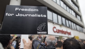 Ισόβια ζητά ο εισαγγελέας για τους συλληφθέντες δημοσιογράφους της Cumhuriyet