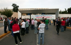 Εργαζόμενοι απέκλεισαν την κεντρική πύλη των Ναυπηγείων Ελευσίνας