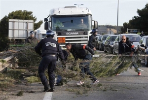 Γαλλία: Επεισόδια σε διυλιστήρια στη Μασσαλία με φόντο τα εργασιακά