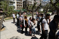 Στην πλατεία Βικτωρίας διανυκτερεύουν πρόσφυγες λόγω πληρότητας στον Ελαιώνα