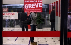 <div>Βραζιλία: Σε απεργία επ' αόριστον οι τραπεζικοί υπάλληλοι</div>