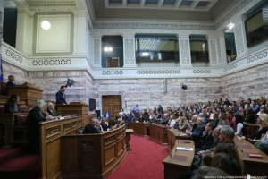 Βουλή: «Εκτός ύλης» - η θεατρική παράσταση που έπρεπε να δοθεί ενώπιον των «300»