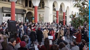 Θεσσαλονίκη: Χριστουγεννιάτικα κάλαντα στην Πλατεία Αριστοτέλους – Δείτε το βίντεο