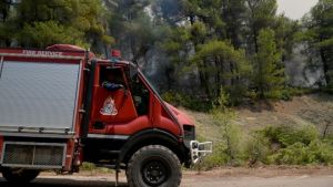 Θεσσαλονίκη: Υπό έλεγχο η φωτιά σε χώρο ανακυκλώσιμων υλικών (vid)