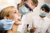 Οδοντοτεχνίτης κατηγορείται ότι έκανε τον οδοντίατρο