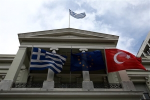 Πόλεμος ανακοινώσεων Άγκυρας-Αθήνας για πραξικοπήματα και εγγυήσεις στην Κύπρο
