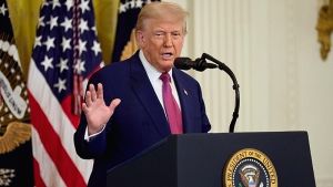 Τραμπ: Ο Ζελένσκι «δεν έχει τίποτα έως ότου το εγκρίνω»