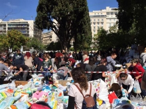 Σύνταγμα: Μεγάλη προσέλευση στη σύγκεντρωση ειδών για τους πρόσφυγες