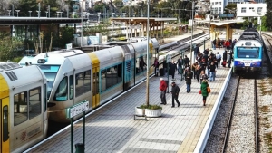 Χωρίς διόδια το Σαββατοκύριακο, εκπτώσεις σε τρένα και ΚΤΕΛ