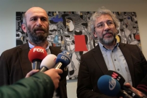 Ο Ερντογάν καθίζει στο εδώλιο τους δημοσιογράφους της Cumhuriyet