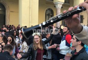 Πλατεία Αριστοτέλους: Πλήθος κόσμου σε αυτοσχέδιο γλέντι με κλαρίνα (pics &amp; vid)