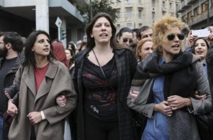 Ενοχα μυστικά, δημόσια μαχαιρώματα