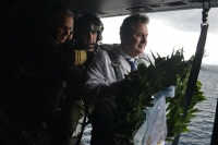 Απάντηση Καμμένου στην τουρκική πρόκληση στα Ιμια: «Πέταξε» πάνω από τη βραχονησίδα και απέτισε φόρο τιμής ρίχνοντας στεφάνι - Αμεσες αντιδράσεις από Τουρκία