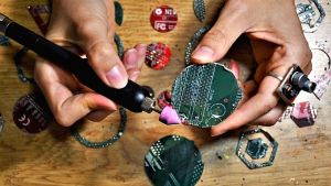 Δημιουργίες από ανακυκλώσιμα υλικά προάγουν την τέχνη της επαναχρησιμοποίησης