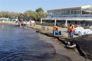 Βελτιωμένη η κατάσταση στις ακτές που επλήγησαν από την ρύπανση