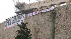 Πανό στην Ακρόπολη για το άνοιγμα των συνόρων