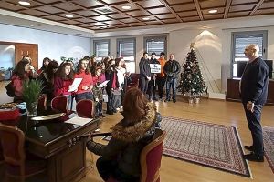 Παραδοσιακά κάλαντα Χριστουγέννων στον Αντιπεριφερειάρχη Ανδρέα Βεργίδη