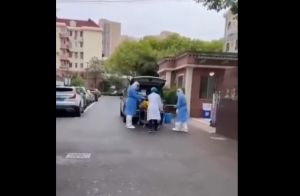 Κατακραυγή στη Σαγκάη: «Πέθαναν» ηλικιωμένο και τον έβαλαν σε σακούλα ενώ ήταν ζωντανός (vid)