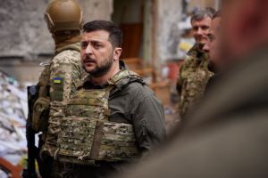 Ζελένσκι: «Περιμένουμε τα κατάλληλα όπλα για να απελευθερώσουμε τα εδάφη μας»