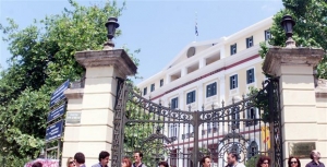 «Αιματοβαμμένη» διαμαρτυρία εργαζομένων νοσοκομείων στο ΥΜΑΘ