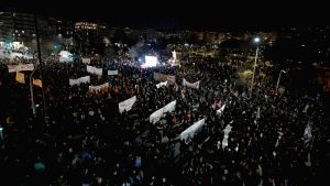 Μαζικές κινητοποιήσεις για την τραγωδία των Τεμπών – Εννιά προσαγωγές μετά τα επεισόδια