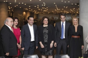 Τα ζεύγη Τσίπρα και Μητσοτάκη στο επίσημο δείπνο προς τιμήν του γγ του ΟΗΕ