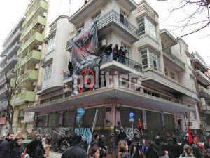 Θεσσαλονίκη: Επεισόδια στην κατάληψη Mundo Nuevo μετά την πορεία για τα Τέμπη