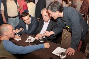 Η πρόταση Γιούνκερ και πάλι υπό εξέταση από την κυβέρνηση